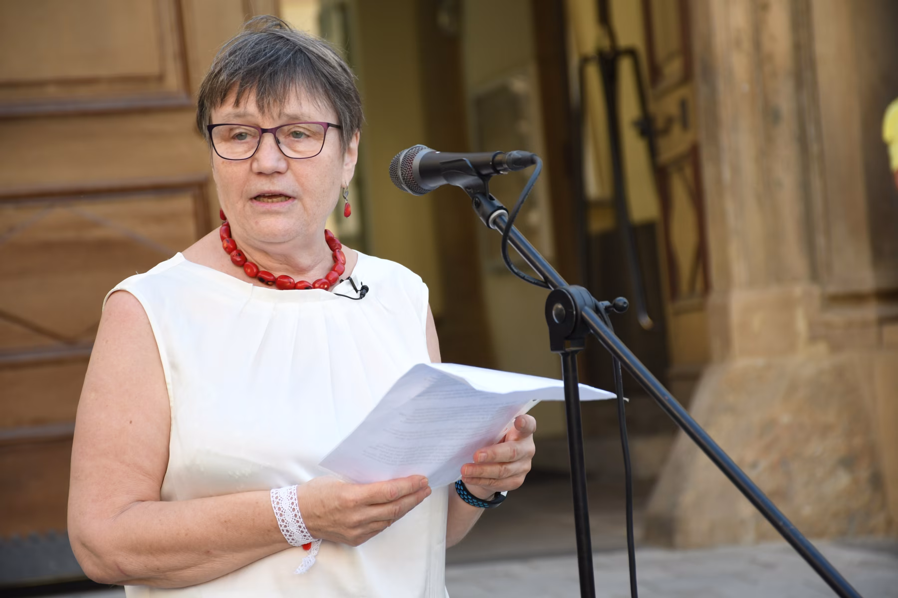 Anna Šabatová při projevu na podporu svobodného Běloruska v Brně v roce 2020